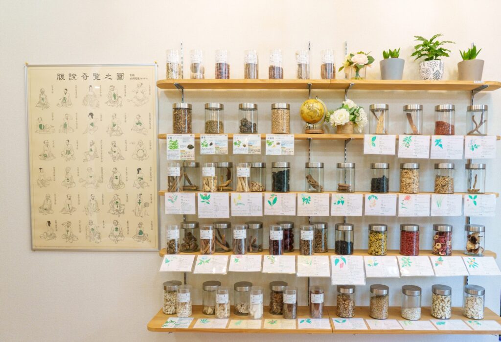 漢方薬の原料生薬（見本）を40~50種類ご紹介
