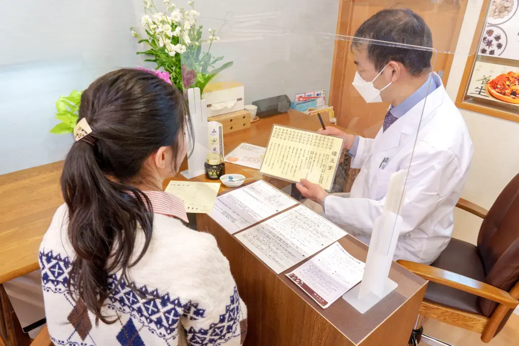漢方相談に来たお客様へ漢方薬についてわかりやすく説明、紹介する写真