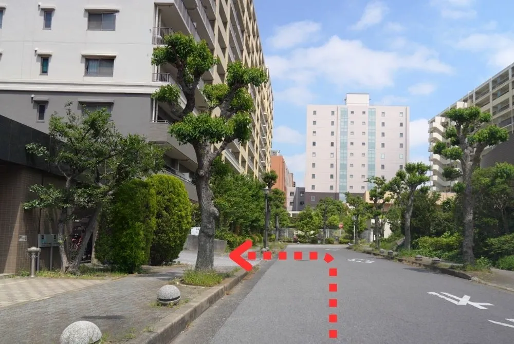 漢方専門なりた安心堂薬局にお車でお越しの方へ、店舗駐車場までをご案内する道順写真