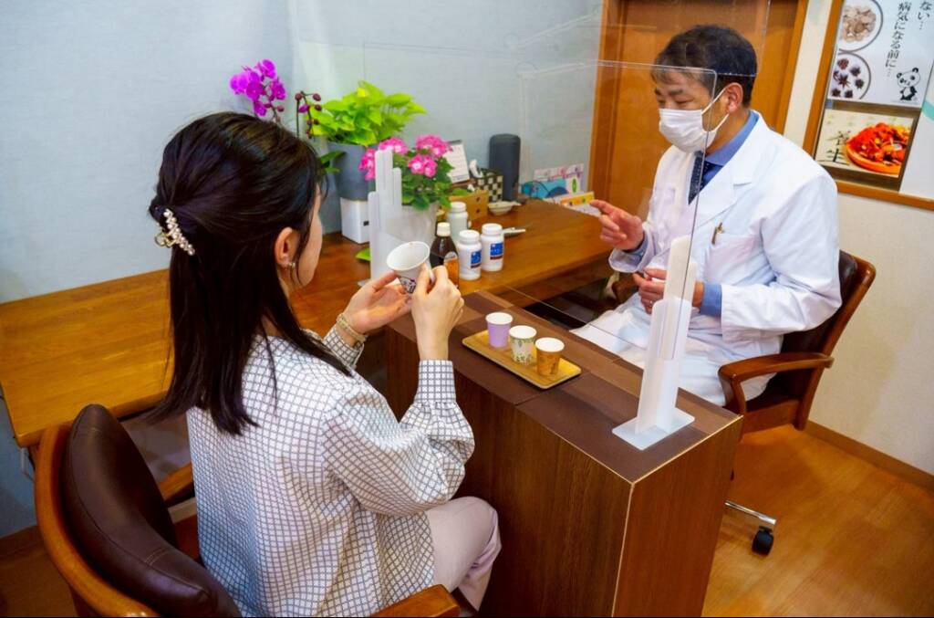 漢方専門 なりた安心堂薬局　ご相談の流れ　服用法の説明　管理薬剤師　 鈴木良典とご相談者さまの画像　