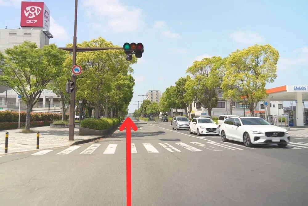 漢方専門なりた安心堂薬局にお車でお越しの方へ、店舗駐車場までをご案内する道順写真