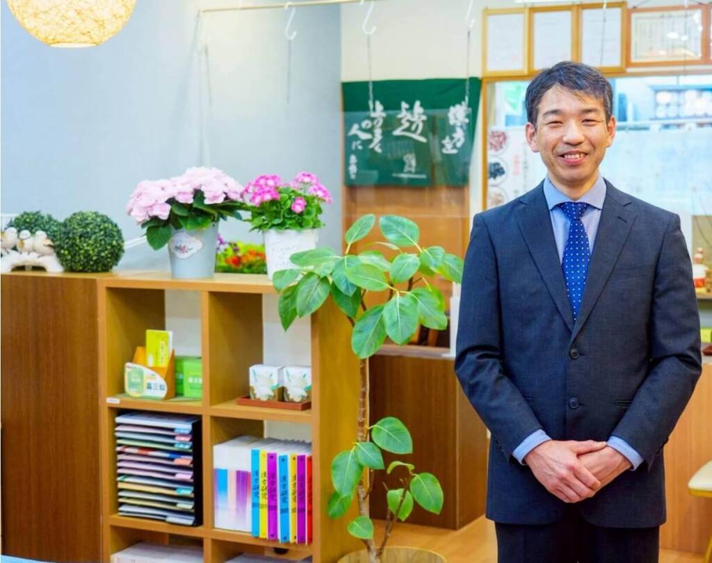 漢方専門 なりた安心堂薬局　ご相談の流れ　アフターフォロー　代表 鈴木良典 （スーツ姿）の画像