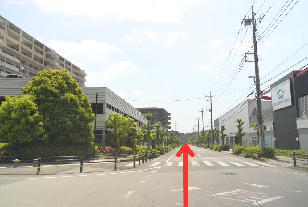 漢方専門なりた安心堂薬局にお車でお越しの方へ、店舗駐車場までをご案内する道順写真