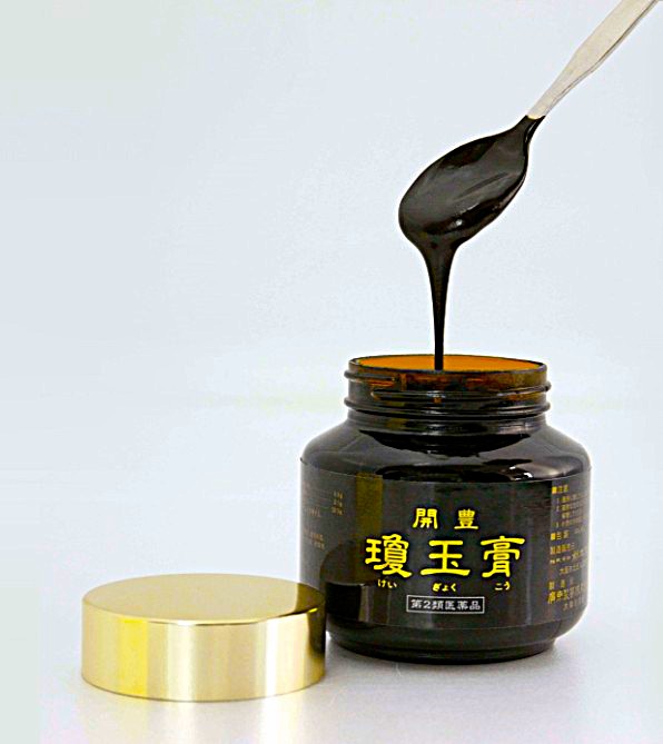 特徴的な製法解説 とろりとした瓊玉膏独特のペースト状の剤形を示した写真