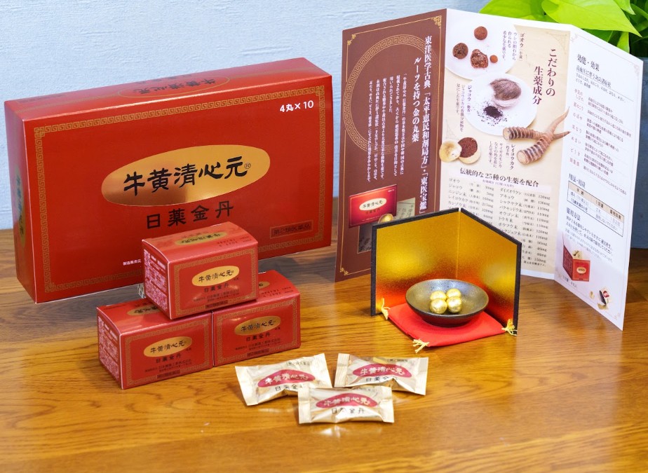 牛黄清心元 日薬金丹 製品画像　小さい小箱 １箱につき、金の玉が４丸が入っています。　